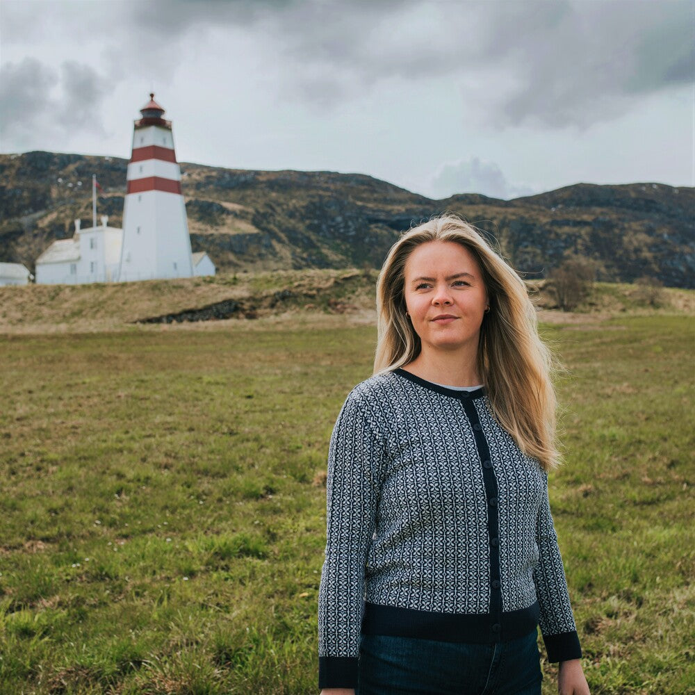 SNØROSE ULLJAKKE- TYNN KVALITET, MARINEBLÅ/ NATURHVIT