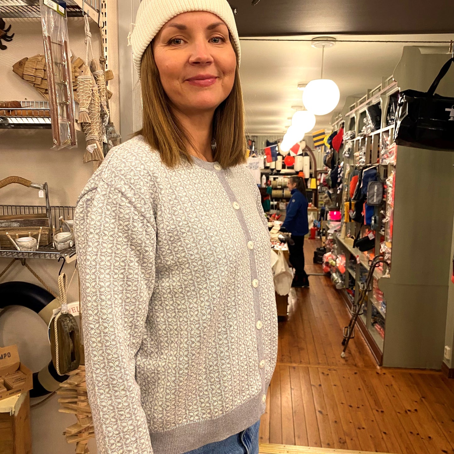 SNØROSE ULLJAKKE , I TYNN STRIKK, GRÅ/ NATURHVIT