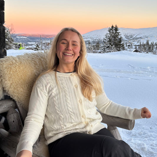 ULL JAKKE MED FLETTEMØNSTER