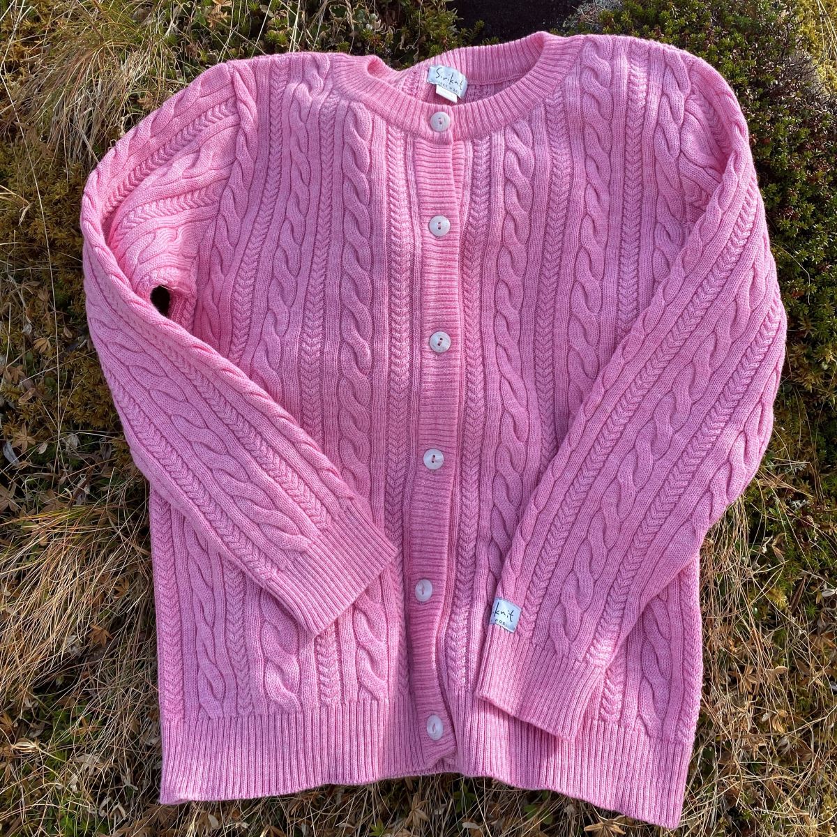 ULL JAKKE MED FLETTEMØNSTER, ROSA