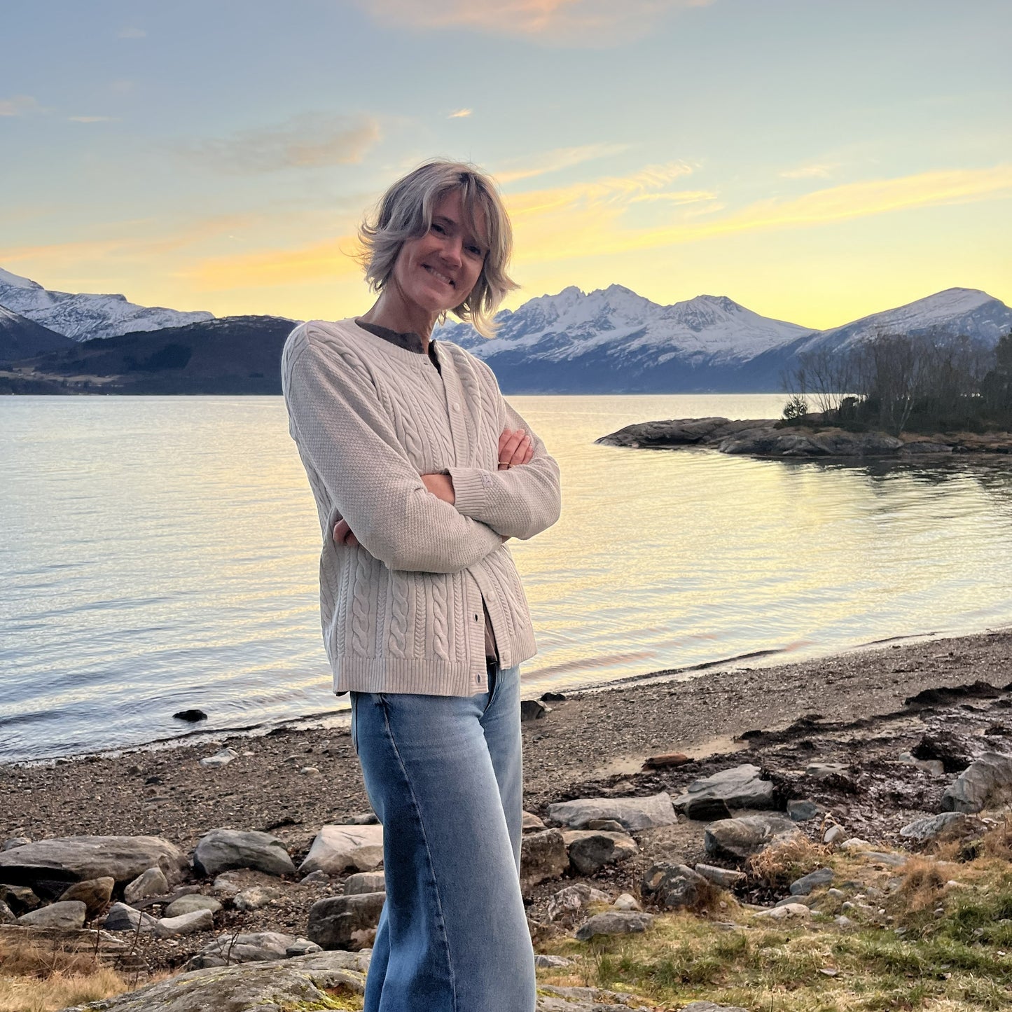 ULL JAKKE MED FLETTEMØNSTER