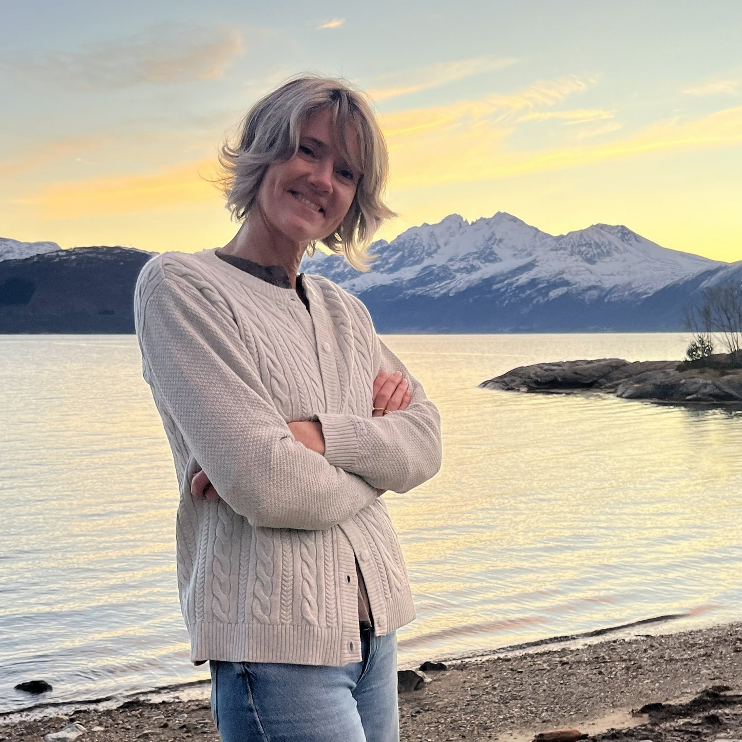 ULL JAKKE MED FLETTEMØNSTER