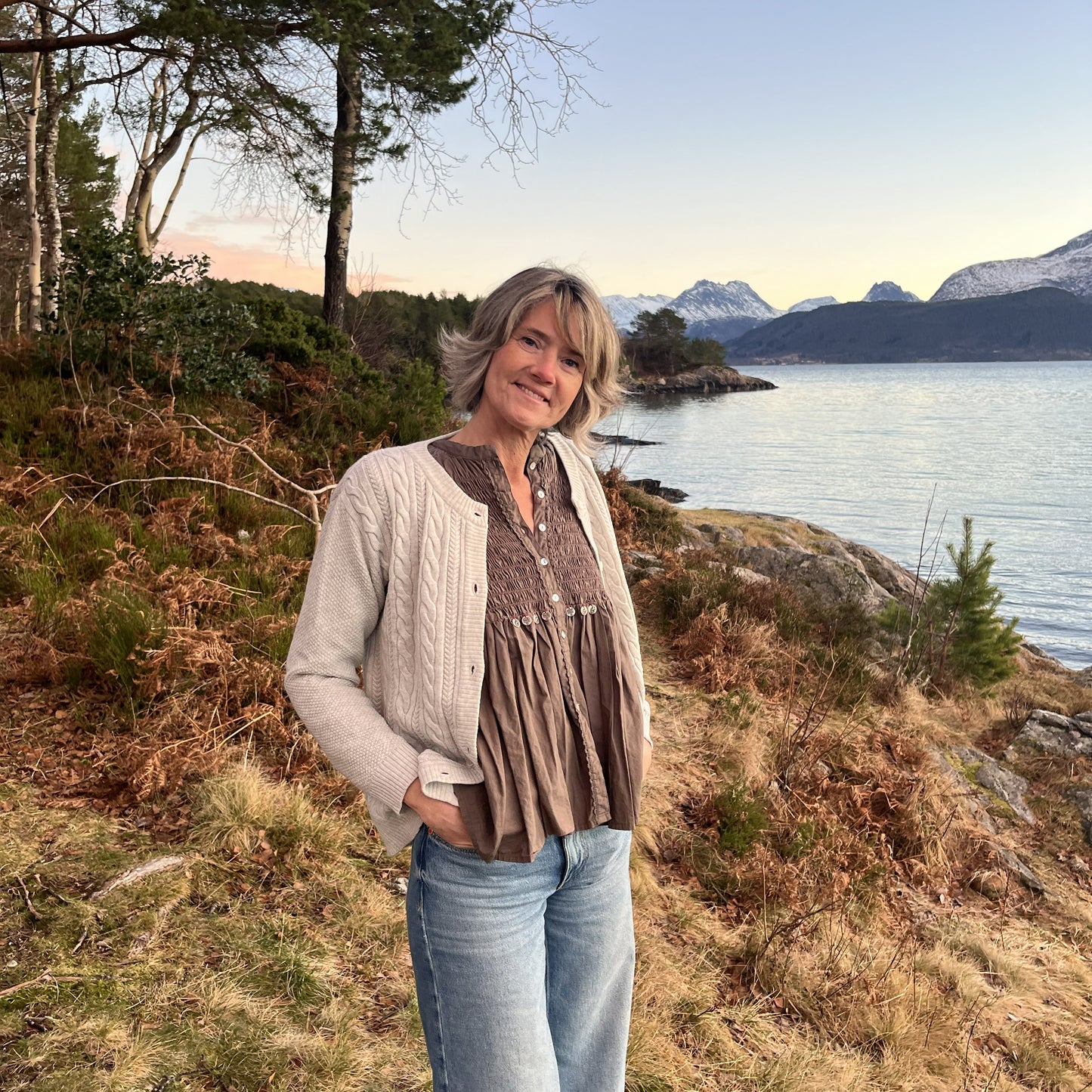 ULL JAKKE MED FLETTEMØNSTER