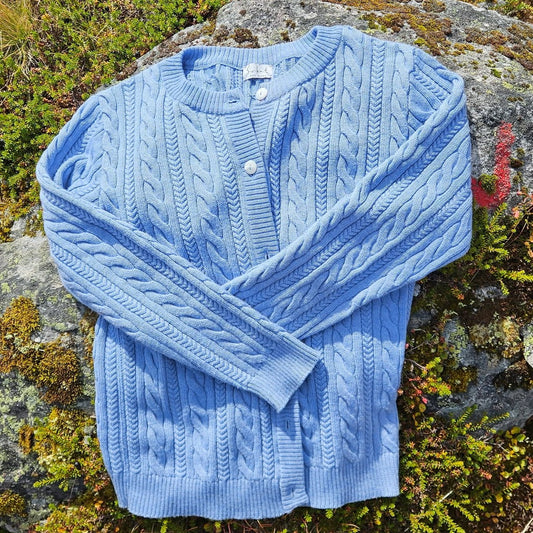 ULL JAKKE MED FLETTEMØNSTER, LYSEBLÅ