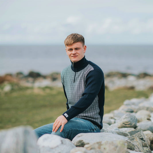 SNØROSE ULLGENSER MED GLIDELÅS, MARINE/ NATURHVIT