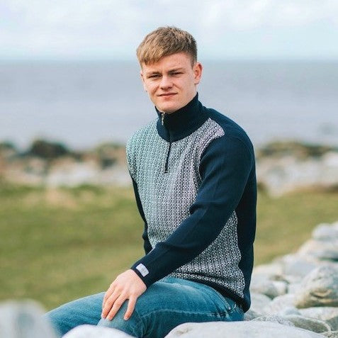 SNØROSE ULLGENSER MED GLIDELÅS, MARINE/ NATURHVIT