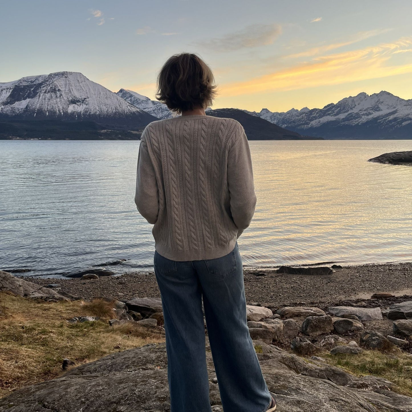 ULL JAKKE MED FLETTEMØNSTER